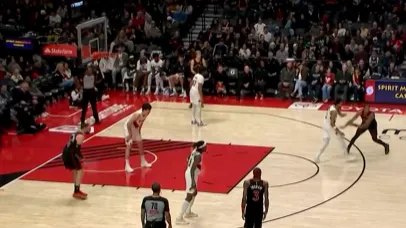 博鱼体育APP-杨瀚森次节出场仅1分钟被吹罚防守3秒，随后被替换下场