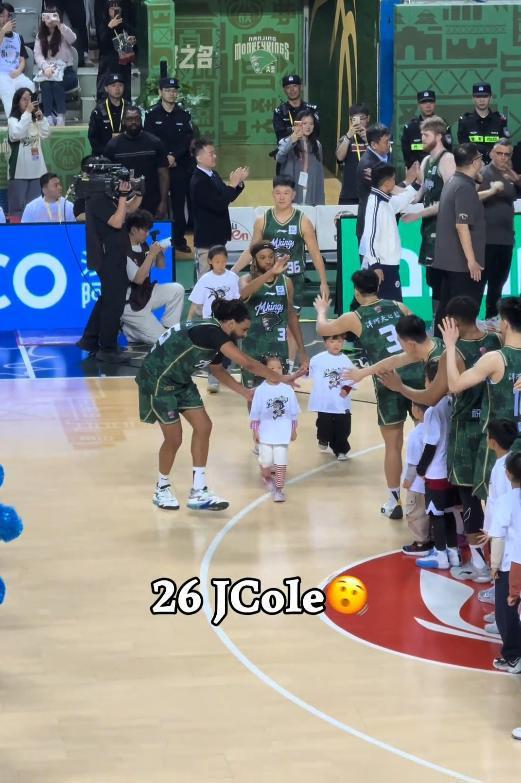 博鱼登录通道-美国说唱歌手J.Cole上演CBA首秀,5投0中未能拿分,网友:听自己的歌热身,手多少有点紧